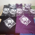 ¡Este año 2017 no lo vamos a acabar sin sacar un nuevo y mejorado diseño de camisetas de la Piluka!   Tenemos dos colores (Morado y Negro), y varias tallas […]